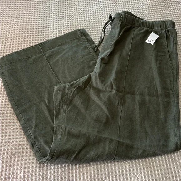 NWT GAP Women’s Dark Green Chinos - Picture 2 of 7